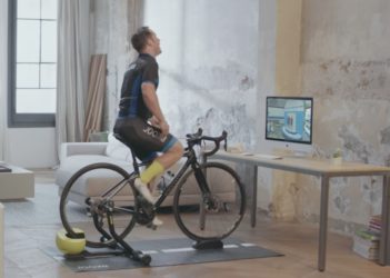 Bicicleta estática o con rodillo, ¿cuál es la mejor opción para entrenar en  casa?